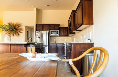 Greenacres Casa | Spacious 4-bedroom house with WiFi and AC in charming Shafter