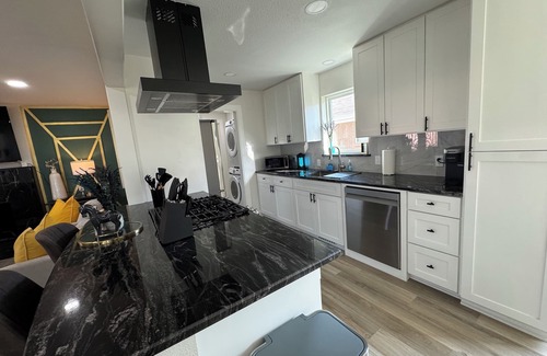 Buckner Terrace - Everglade Park Casa | Spacious 4-bedroom house in charming Dallas with AC, WiFi