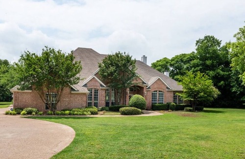 Lake Dallas Casa | Spacious 4-bedroom house on 3 Acres in fabulous Lake Dallas with AC & WiFi