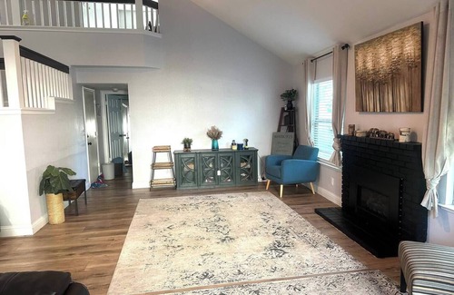 Fresno Casa | Spacious 4-bedroom house with AC and WiFi in lovely Fresno