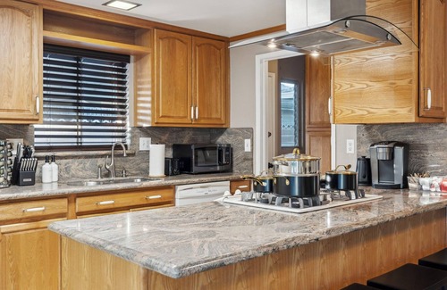 Anaheim Resort Casa | Spacious 4-bedroom house near Disneyland with WiFi, AC, Private Pool, & Hot Tub