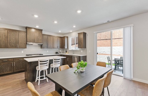 Bull Mountain Casa | Spacious 4-bedroom house with WiFi and AC in nice Tigard #42375