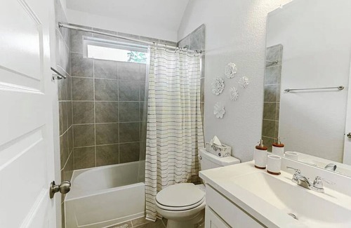 Willis Casa | Spacious 4-bedroom house in charming Woodlands Hills, close to Lake Conroe