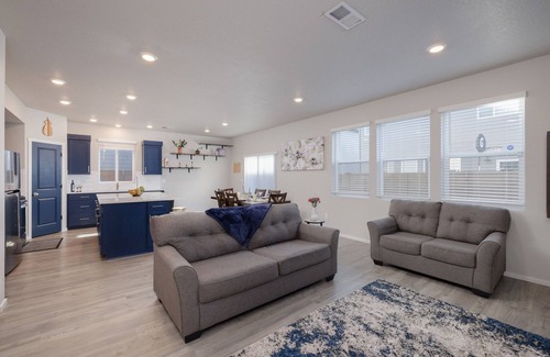 Old Farm District Casa | Spacious 4-bedroom house with fitness room, WiFi 5 Mins to Old Mill, Bend