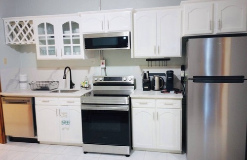 Lucea Apartamento | Spacious 4-bedroom apartment in charming Lucea, Hanover. Walk to the beach!