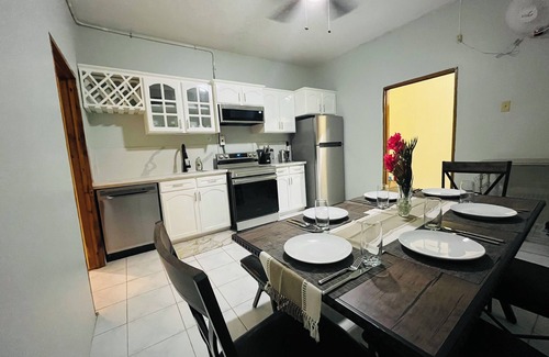 Lucea Apartamento | Spacious 4-bedroom apartment in charming Lucea, Hanover. Walk to the beach!