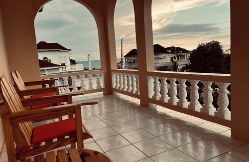 Lucea Apartamento | Spacious 4-bedroom apartment in charming Lucea, Hanover. Walk to the beach!