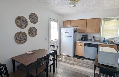 Blacksburg Apartamento | Spacious 4 bedroom, sleeps 10, close to VT