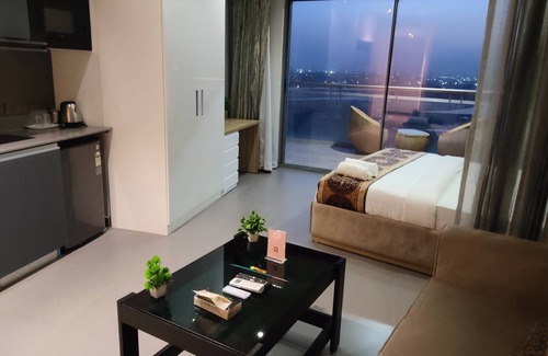 Noida Apartamento | Spacious 4-bedroom studio apartments in amazing Noida with WiFi, AC
