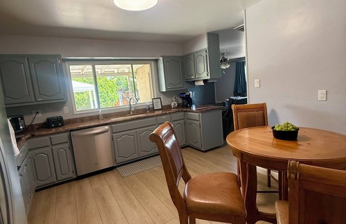 Northeast Heights Casa | Spacious 4-bedroom house with a Pool, AC, WiFi located in beautiful Albuquerque
