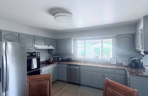 Northeast Heights Casa | Spacious 4-bedroom house with a Pool, AC, WiFi located in beautiful Albuquerque