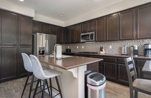 Bakersfield Casa | Spacious 4 Bedroom Haven
