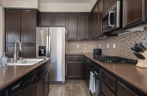 Bakersfield Casa | Spacious 4 Bedroom Haven