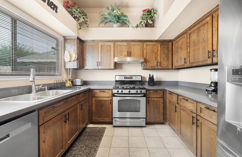 Pumpkin Center Casa | Spacious 4-bedroom house with WiFi, fitness room in Bakersfield