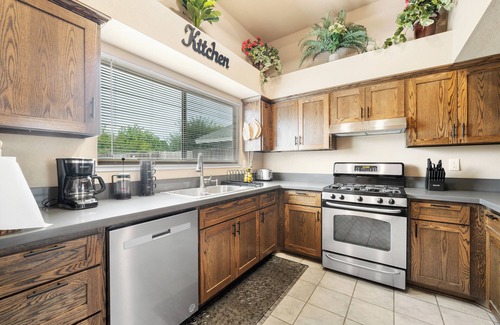 Pumpkin Center Casa | Spacious 4-bedroom house with WiFi, fitness room in Bakersfield