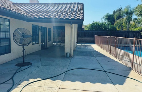Bakersfield Casa | Spacious 4-bedroom house in lovely Bakersfield country club area with pool