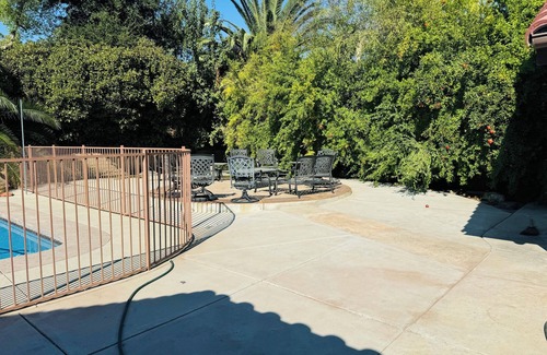 Bakersfield Casa | Spacious 4-bedroom house in lovely Bakersfield country club area with pool