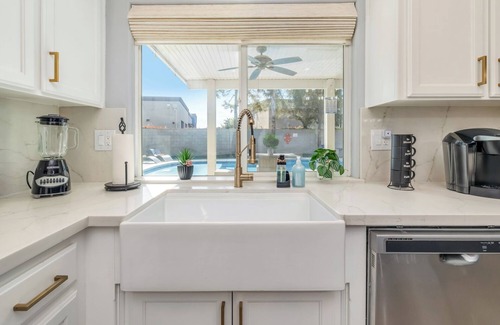 Greenacres Casa | Spacious 4-bedroom house with Pool, Fun BackYard & Amazing Game Room