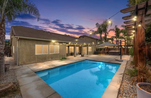 Greenacres Casa | Spacious 4-bedroom house with pool & juccuzzi Bakersfield