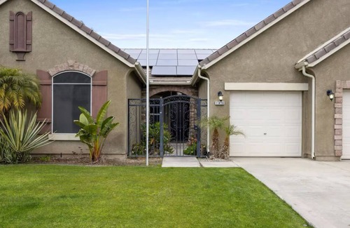 Greenacres Casa | Spacious 4-bedroom house with pool & juccuzzi Bakersfield
