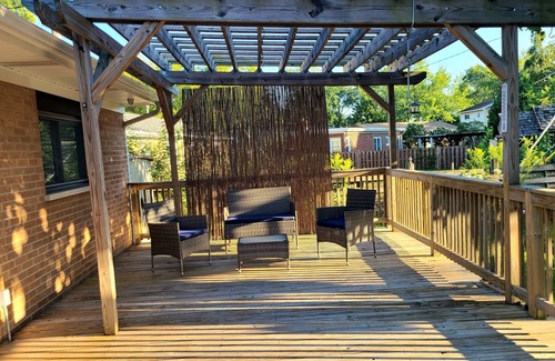 Des Plaines Casa | Spacious 4-bedroom house in charming Des Plaines with AC, WiFi