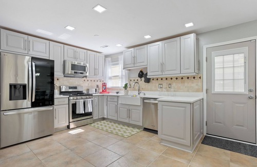 Church Street Casa | Spacious 4-bedroom house in charming Fayetteville with WiFi, AC