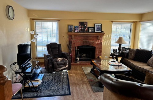 Bloomingdale Casa | Spacious 4-bedroom townhome with fitness room, WiFi in awesome Hanover Park