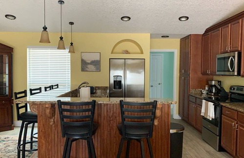 Isle of Palms Casa | Spacious 4-bedroom house in enchanting Jacksonville with WiFi, AC