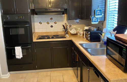 Westside Casa | Spacious 4-bedroom house in welcoming Jacksonville with AC, WiFi