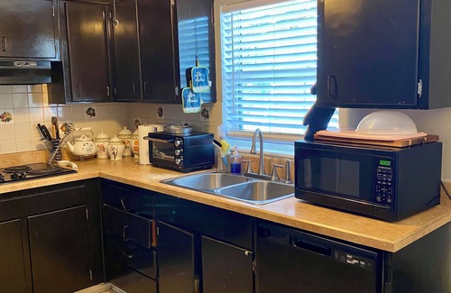 Westside Casa | Spacious 4-bedroom house in welcoming Jacksonville with AC, WiFi