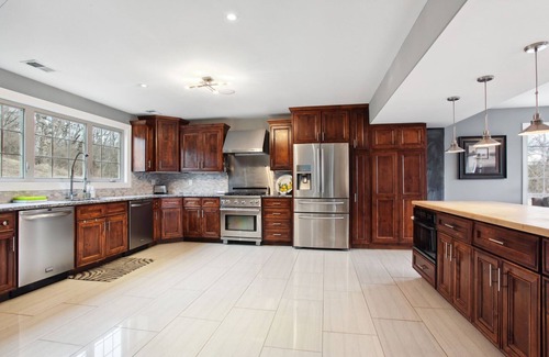 South Kansas City Casa | Spacious 4 bedroom home on 10 acres!