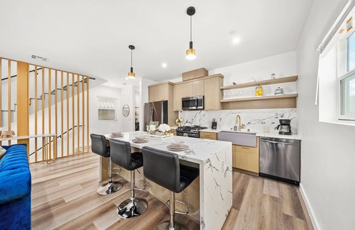 Rampart Village Casa | Spacious 4-bedroom 4-baths house in Los Angeles with gated Parking