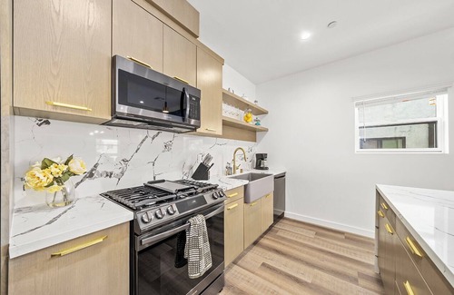 Rampart Village Casa | Spacious 4-bedroom 4-baths house in Los Angeles with gated Parking