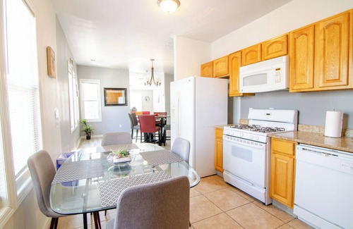 North Bergen Apartamento | Spacious 4-Bedroom Retreat with NYC Vibes – Perfect for Large Groups!