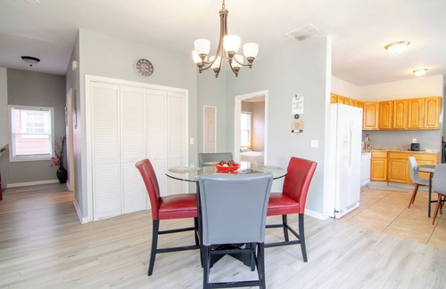 North Bergen Apartamento | Spacious 4-Bedroom Retreat with NYC Vibes – Perfect for Large Groups!
