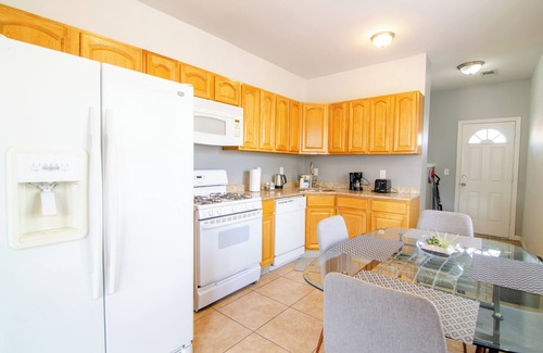 North Bergen Apartamento | Spacious 4-Bedroom Retreat with NYC Vibes – Perfect for Large Groups!