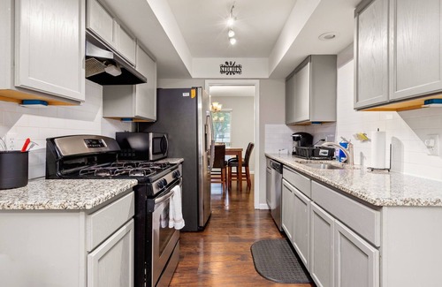 Heritage Casa | Spacious 4 bedroom with pool- minutes to Seaworld!