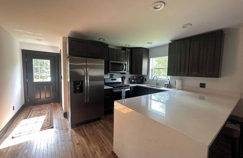 Ottawa Casa | Spacious 4-bedroom walking distance to downtown Ottawa with WiFi, AC, King Beds
