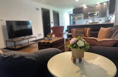 Ottawa Casa | Spacious 4-bedroom walking distance to downtown Ottawa with WiFi, AC, King Beds