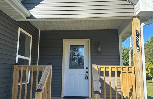 Ottawa Casa | Spacious 4-bedroom walking distance to downtown Ottawa with WiFi, AC, King Beds