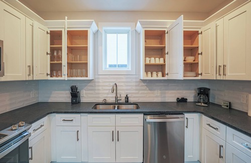 Cleveland Casa | Spacious 4 BR, 3BA Home Near Case Western, University Circle & Cleveland Clinic