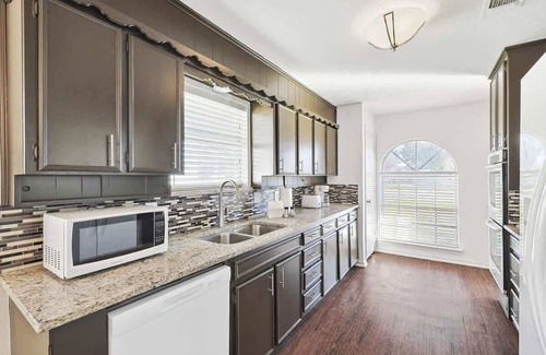 Allen Casa | Spacious 4-BR Home Near Allen Outlets & Dining