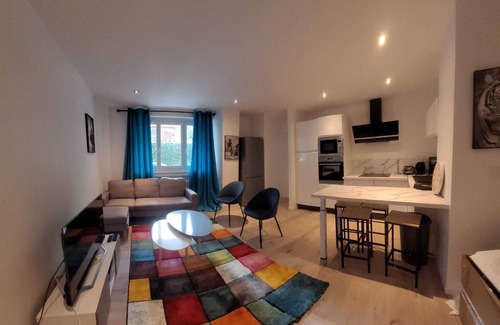 Neuville-sur-Saone Apartamento | Spacious 4-room apartment in the center of Neuville-sur-saone