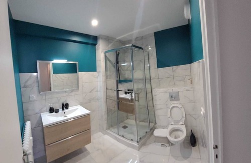 Neuville-sur-Saone Apartamento | Spacious 4-room apartment in the center of Neuville-sur-saone
