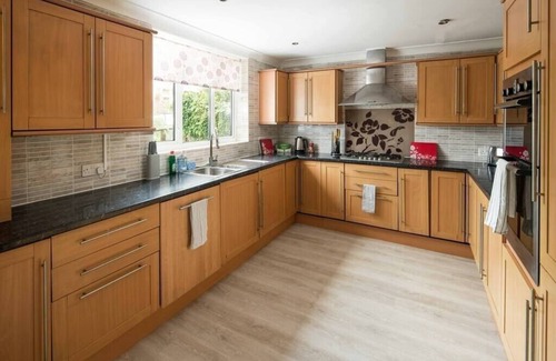Croham Casa | Spacious 4BD Home near Gatwick and LDN Links