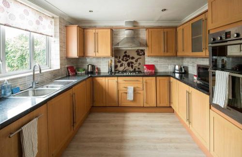 Croham Casa | Spacious 4BD Home near Gatwick & LDN Links