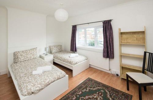 Croham Casa | Spacious 4BD Home near Gatwick & LDN Links