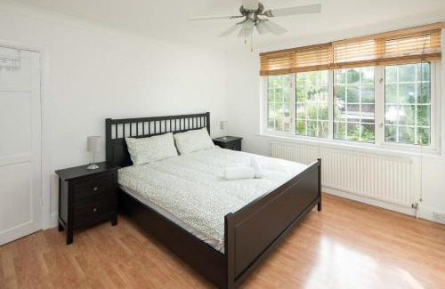 Croham Casa | Spacious 4BD Home near Gatwick & LDN Links