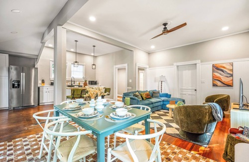 Durham Casa | Spacious 4BD - Sleeps 10 - Movie Night & BBQ