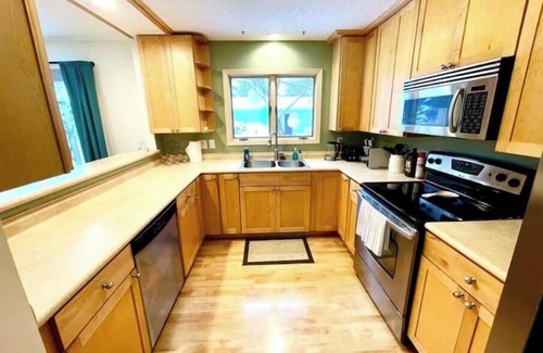 Seward Casa | Spacious 4BR/2.5BA+Loft w Cable By Lux Life